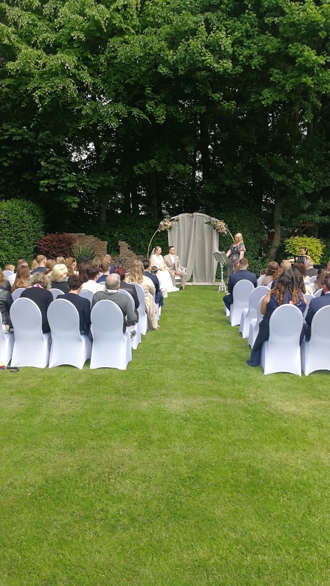 Hochzeitspaar bei einer freien Trauung im Nordwesten